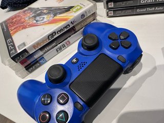 PS4 (PlayStation 4) con 3 juegos
