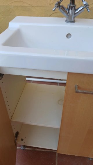 Lavabo de cerámica con mueble de madera