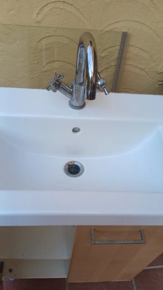 Lavabo de cerámica con mueble de madera
