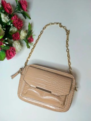 Bolso beige con cadena dorada