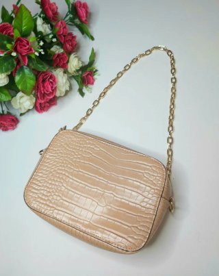 Bolso beige con cadena dorada