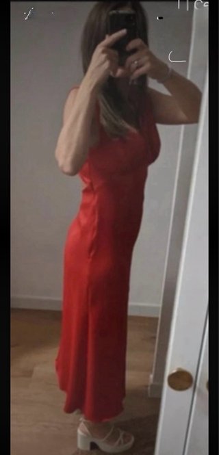 Vestido fiesta satén rojo con abertura