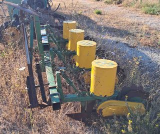 Sembradora GIL para maíz y girasol de 4 tambores.