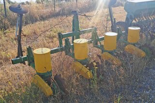 Sembradora GIL para maíz y girasol de 4 tambores.