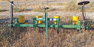 Sembradora GIL para maíz y girasol de 4 tambores.