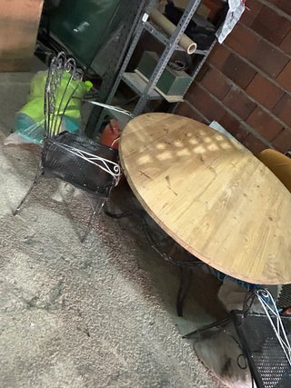 Mesa de jardín y 2 sillas metálicas