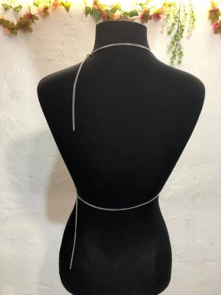 Top halter plateado con cadenas