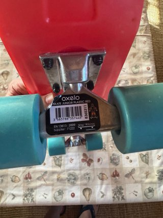 Patinete rojo con ruedas turquesas