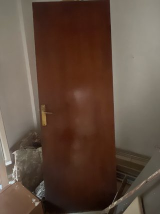 Puerta de madera con cristal
