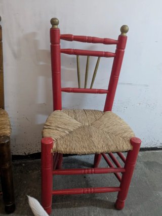 Sillas pequeñas de madera y yute