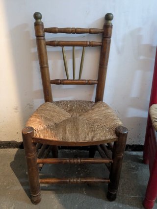 Sillas pequeñas de madera y yute