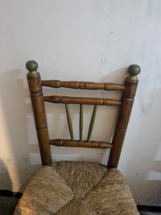 Sillas pequeñas de madera y yute