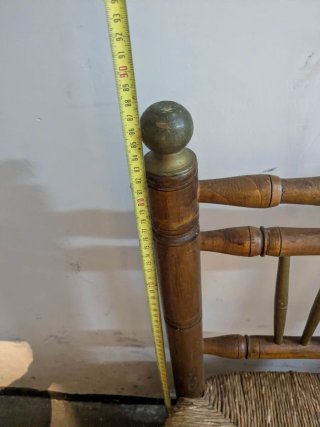Sillas pequeñas de madera y yute