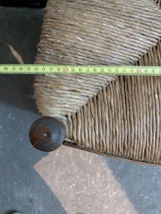Sillas pequeñas de madera y yute