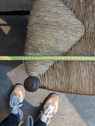Sillas pequeñas de madera y yute