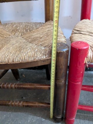 Sillas pequeñas de madera y yute