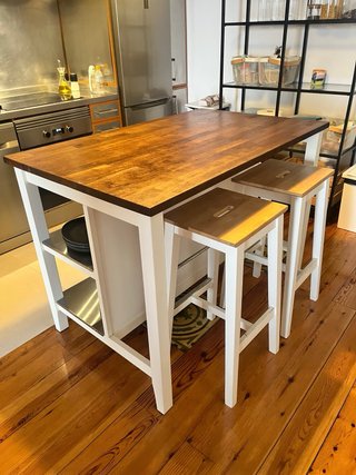 Isla de cocina madera roble y taburetes