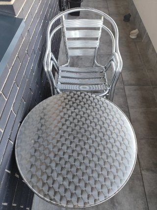 Mesa Terraza + 2 Sillas Metálicas