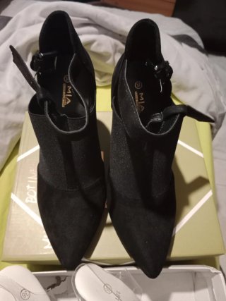 Sandalias y botines negros y blancos.sandalias 36