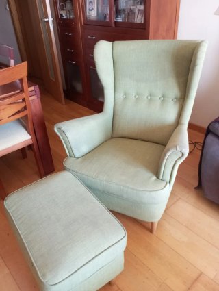 Sillón orejero verde con reposapiés