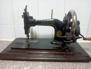 Máquina de coser antigua PFAFF