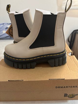 Botas Dr. Martens Beige y Negro