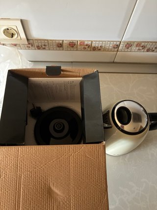 Hervidor de agua Russell Hobbs crema