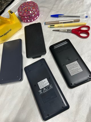 Par de calculadoras ( una es científica )