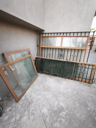 Ventanas de alumino  y rejas de hierro