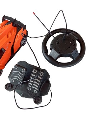 Auto radiocomandata arancione con volante