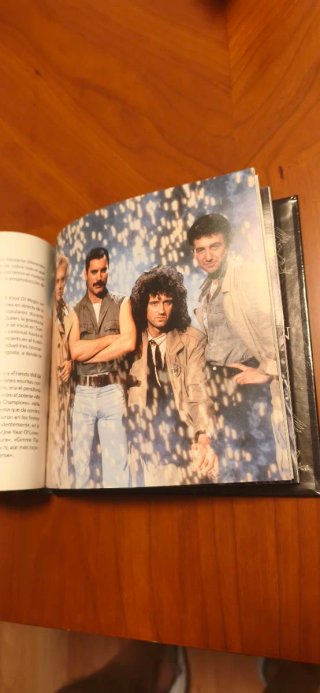 Libro CD Queen A Kind Of Magic