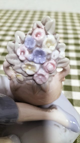 Statuetta ragazza con uccellino e fiori