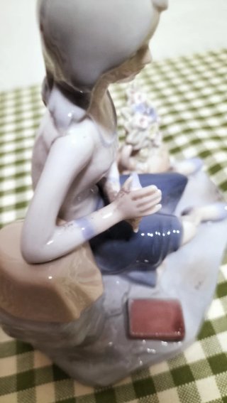 Statuetta ragazza con uccellino e fiori