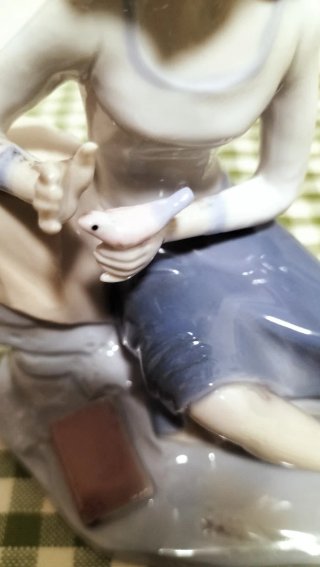 Statuetta ragazza con uccellino e fiori