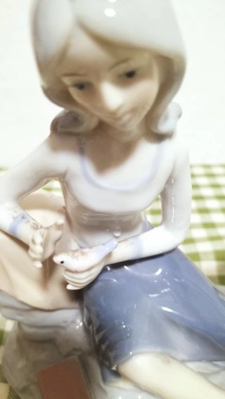 Statuetta ragazza con uccellino e fiori