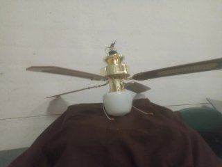 Ventilador de techo dorado y blanco
