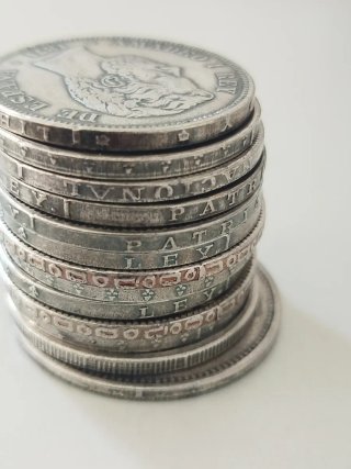 Lote de 13 reproducciones de monedas.
