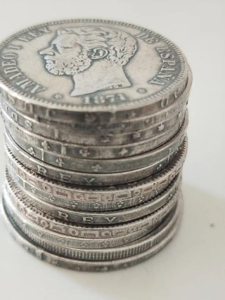Lote de 13 reproducciones de monedas.