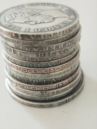 Lote de 13 reproducciones de monedas.
