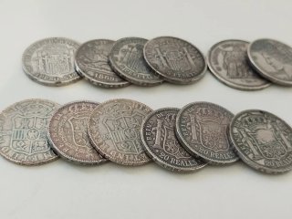 Lote de 13 reproducciones de monedas.