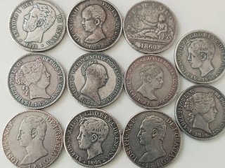 Lote de 13 reproducciones de monedas.