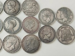 Lote de 13 reproducciones de monedas.