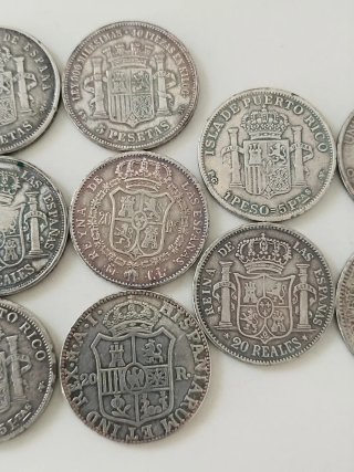 Lote de 13 reproducciones de monedas.