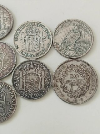 Lote de 13 reproducciones de monedas.
