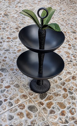 Centro de mesa negro con hojas verdes