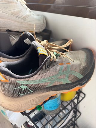Asics Trabuco Beige/Naranja
