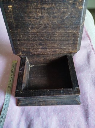 Caja de madera tallada con mapa del viejo mundo