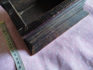 Caja de madera tallada con mapa del viejo mundo