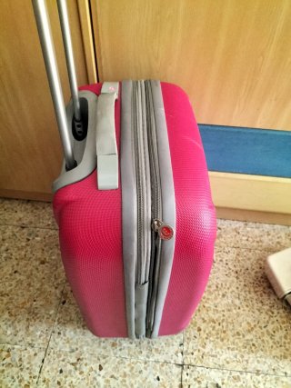 Maleta de viaje rosa con ruedas