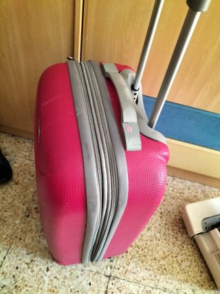 Maleta de viaje rosa con ruedas